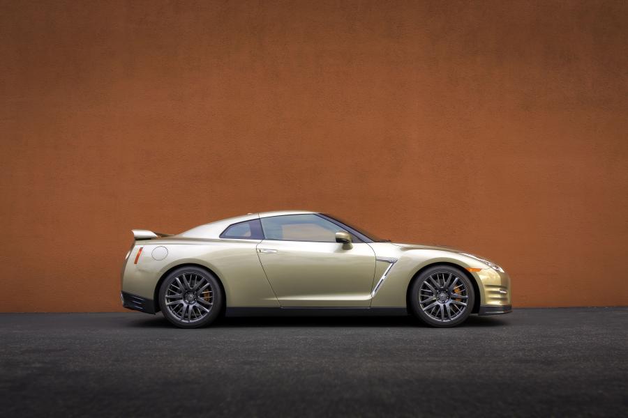  Nissan GT-R 45th Anniversary Gold Edition 2015 года  (фото 12 из 22)